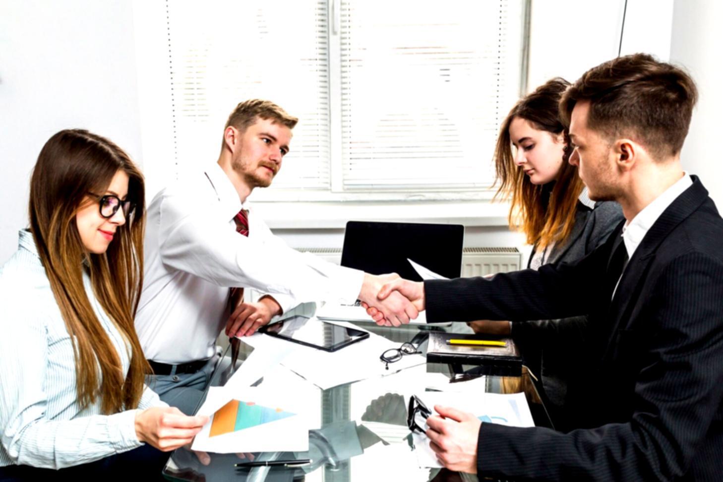 Estudiantes trabajando en análisis financiero